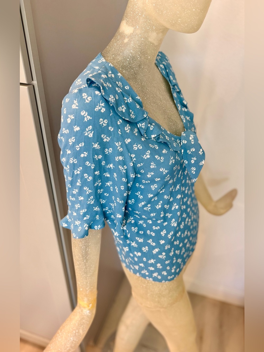 Sezane Pomme Blue and White Floral Tie-Front Ruffle Blouse. Size 34FR/2 US - Picture 7 of 11